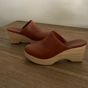Everlane clogs - barely worn.